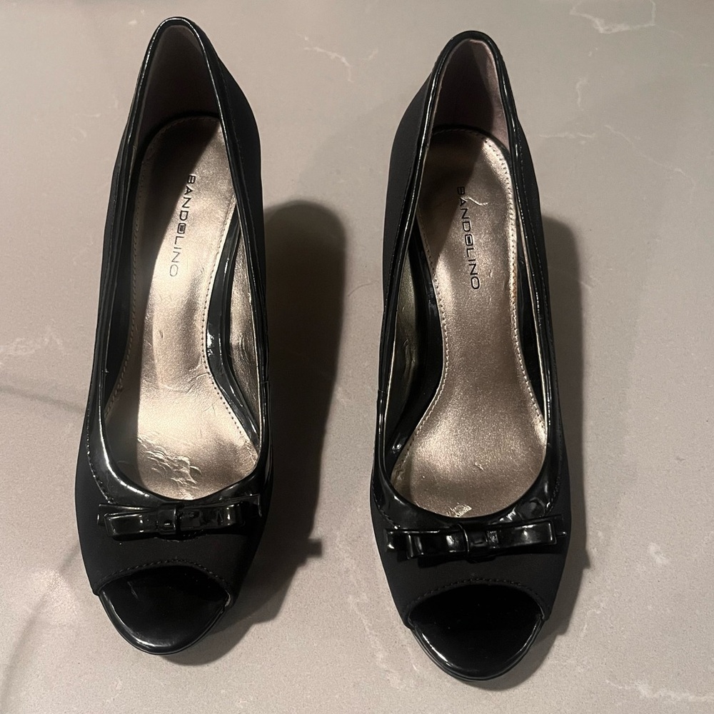 BANDOLINO Peep Toe Bow Platform Pumps in Black: Sz 7